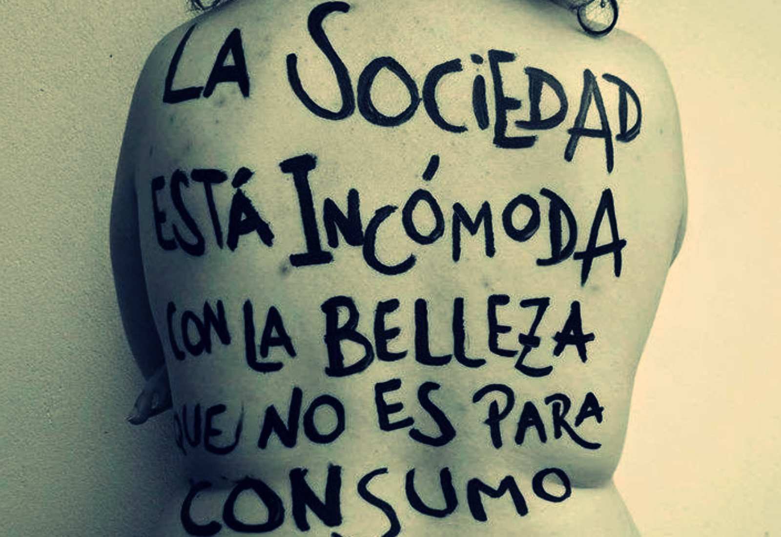 ESPEJITO ESPEJITO QUE EN EL MURO REPOSAS…